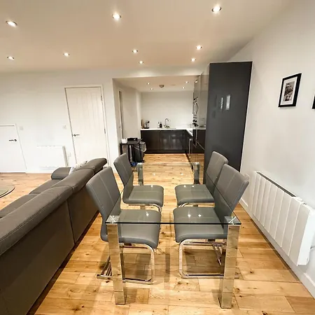 Apartment Luxury 3 Bedroom Apt. Leeds Centre