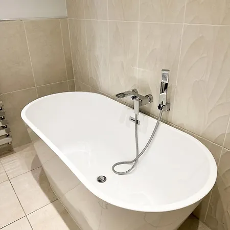 Luxury 3 Bedroom Apt. Leeds Centre