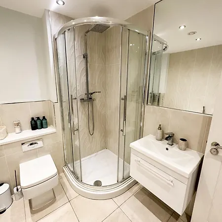 Luxury 3 Bedroom Apt. Leeds Centre Apartment