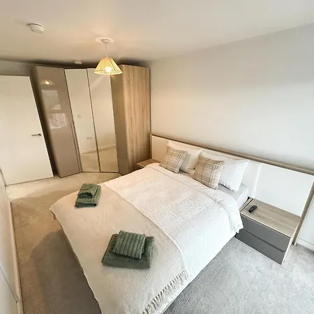 Luxury 3 Bedroom Apt. Leeds Centre Apartment