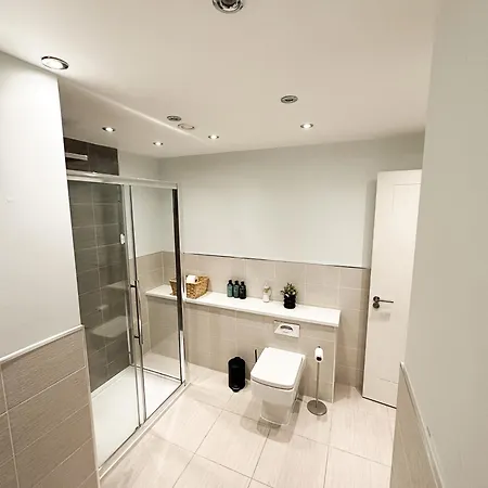 Luxury 3 Bedroom Apt. Leeds Centre Apartment